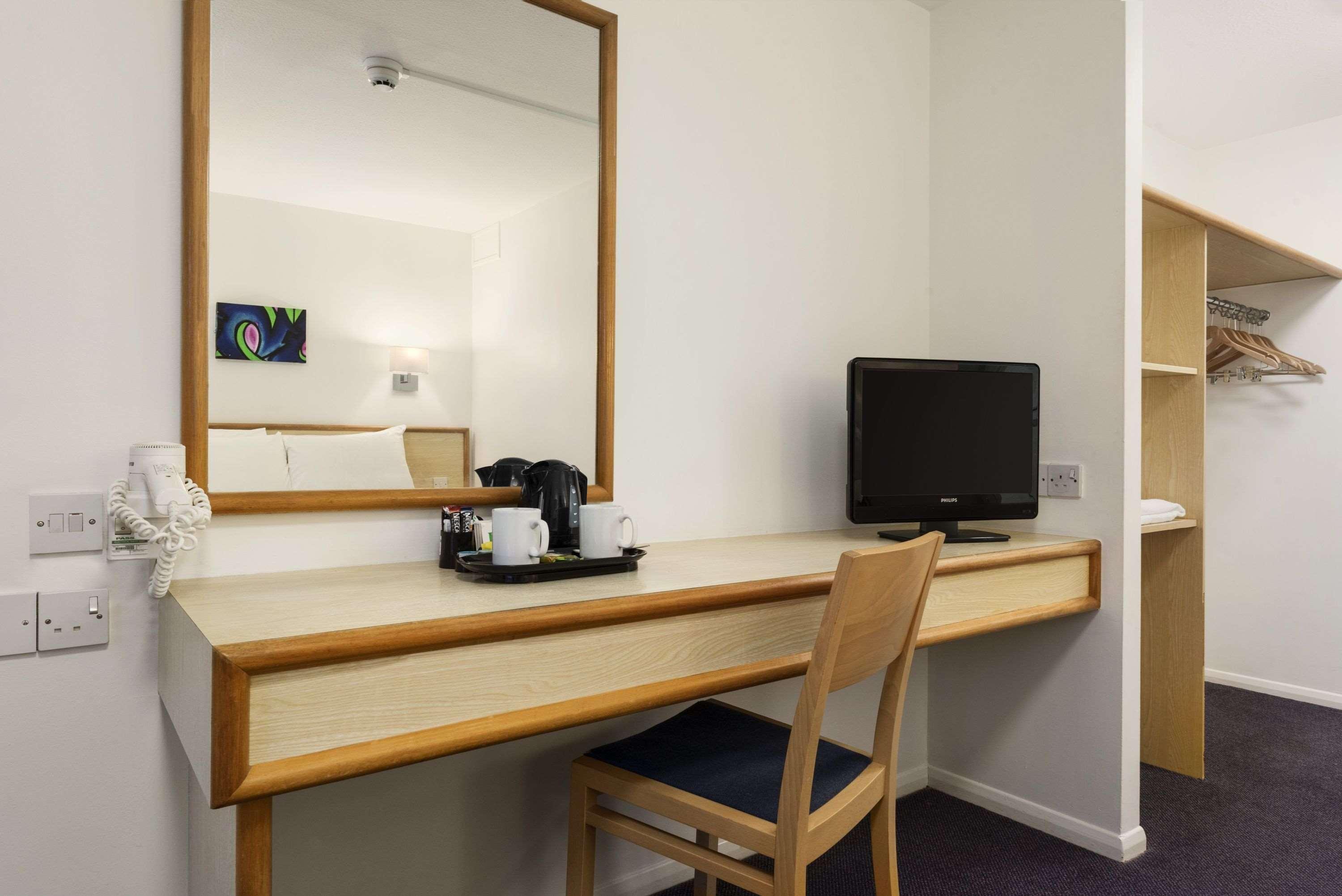 Days Inn Bridgend Cardiff Екстериор снимка