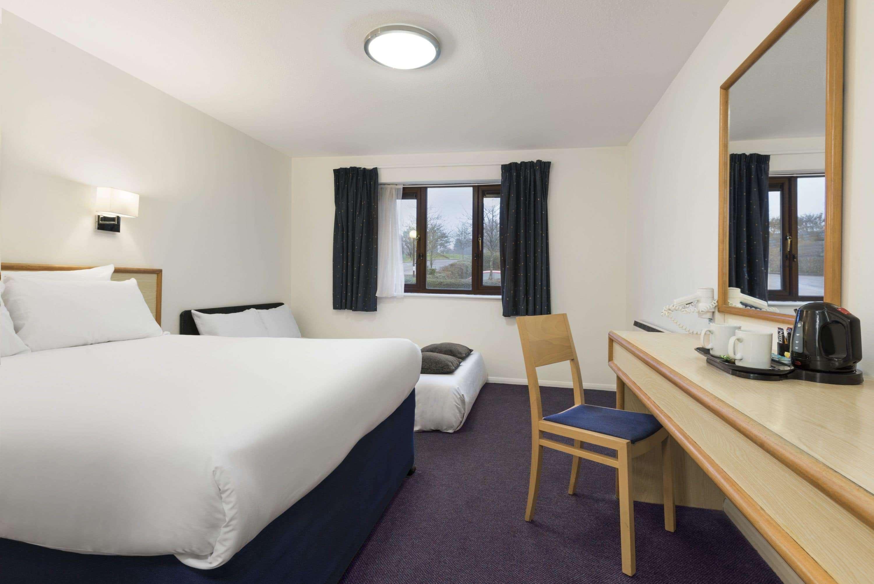 Days Inn Bridgend Cardiff Екстериор снимка