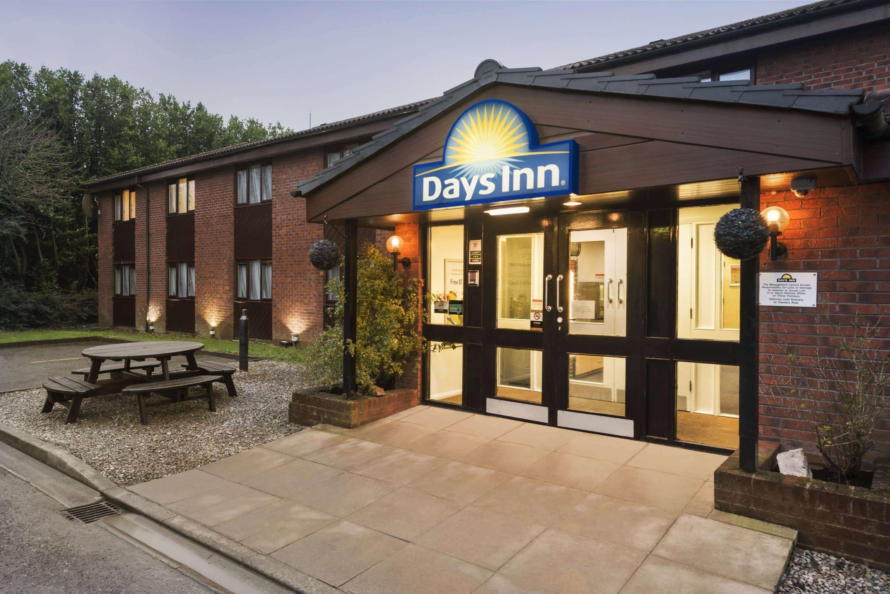 Days Inn Bridgend Cardiff Екстериор снимка