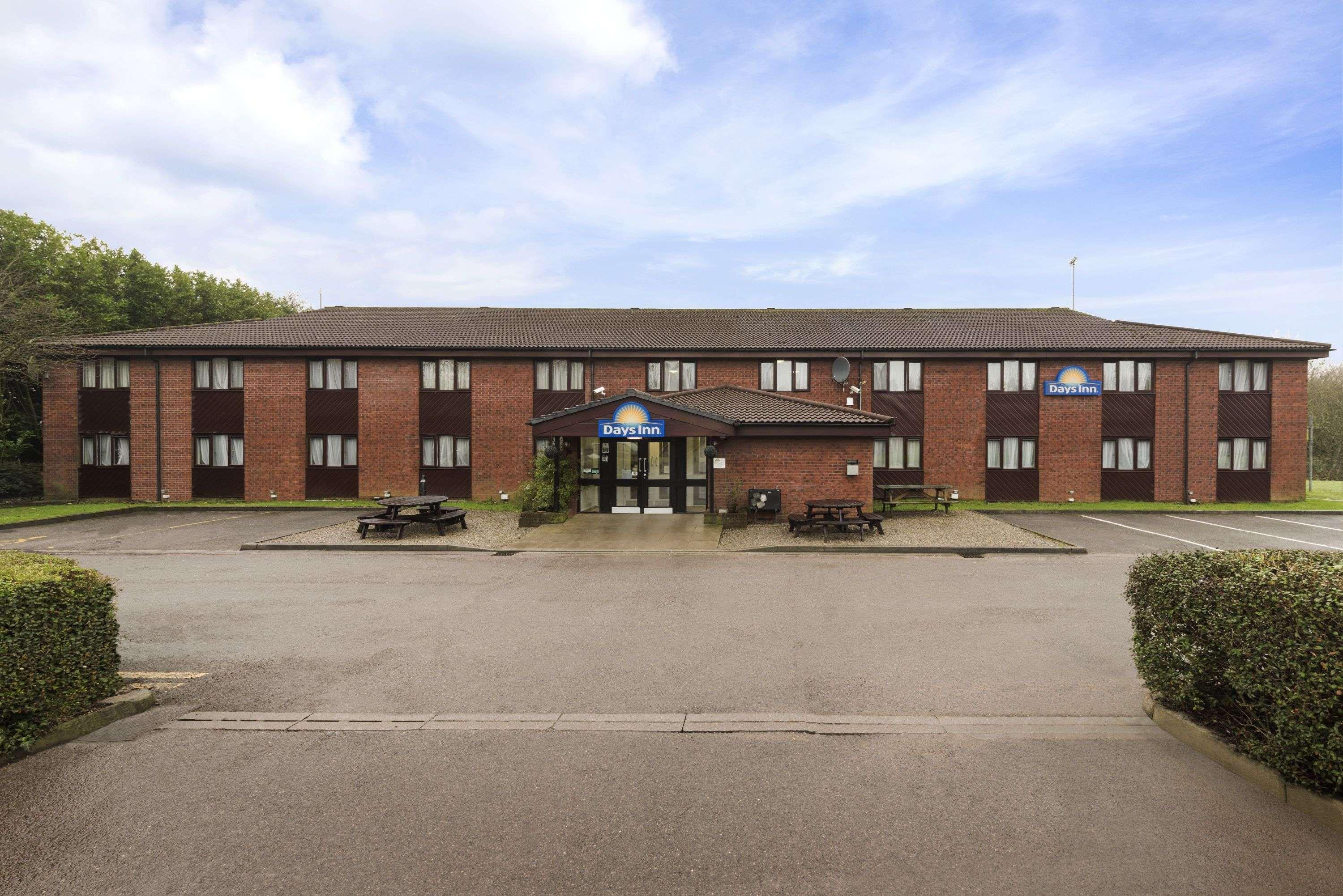 Days Inn Bridgend Cardiff Екстериор снимка