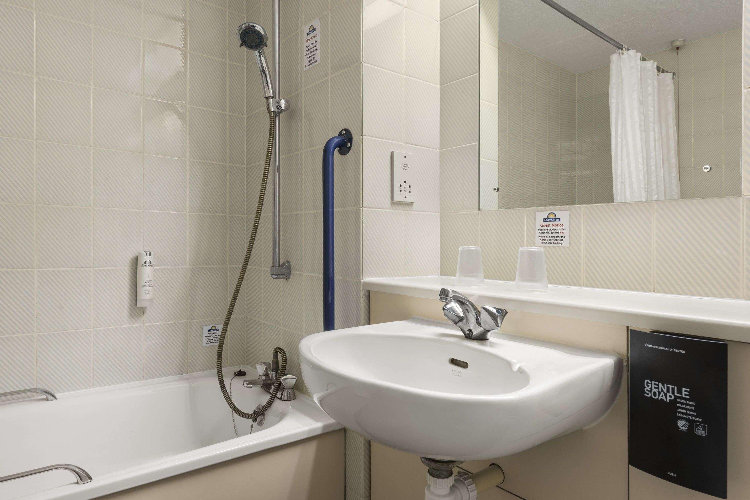 Days Inn Bridgend Cardiff Екстериор снимка
