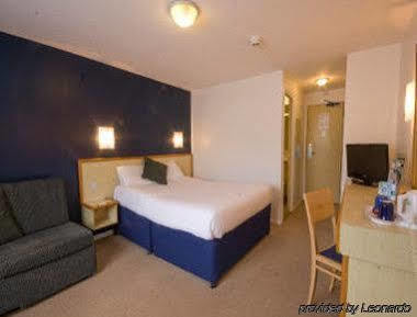 Days Inn Bridgend Cardiff Екстериор снимка